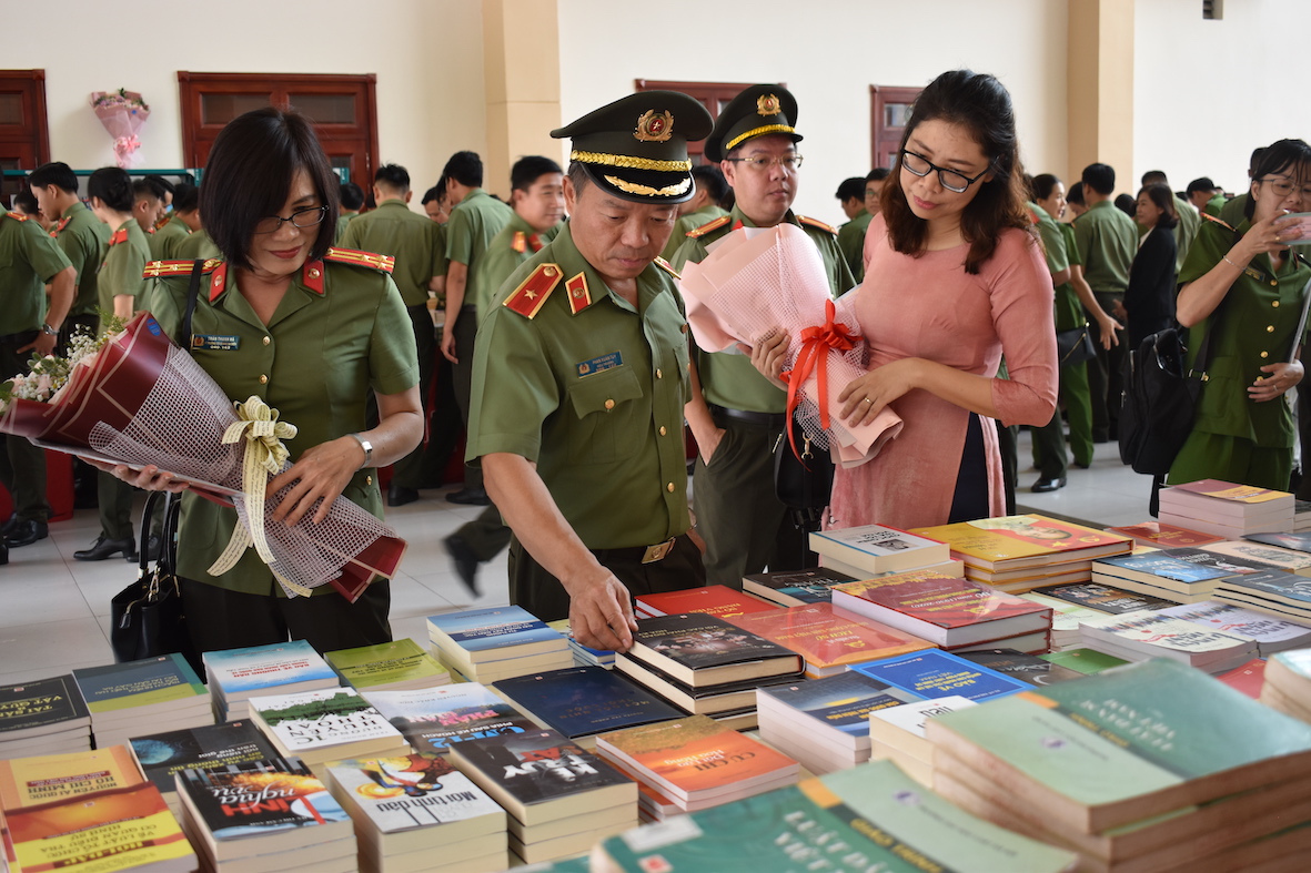 Khai[-]mạc[-]Hội[-]sách[-]Tri[-]thức[-]Kết[-]nối[-]yêu[-]thương